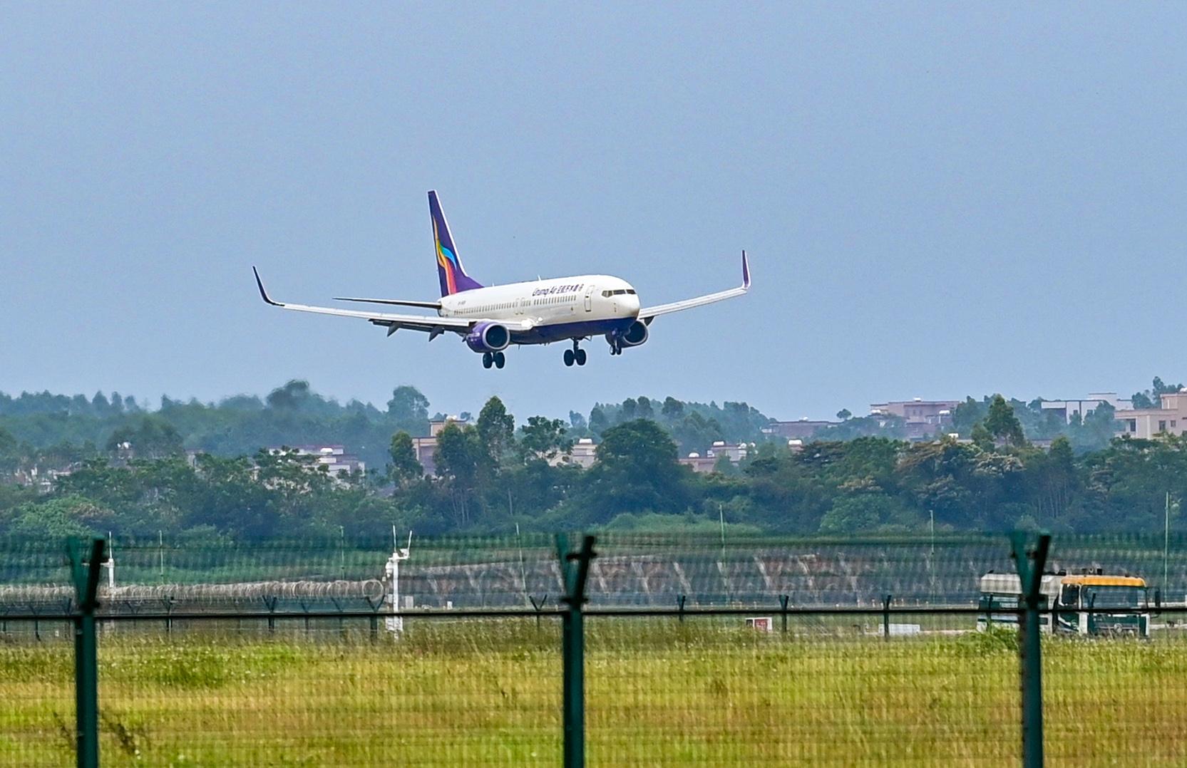 <b>湛江吴川机场“水门礼”迎乌鲁木齐航空首航航班</b>